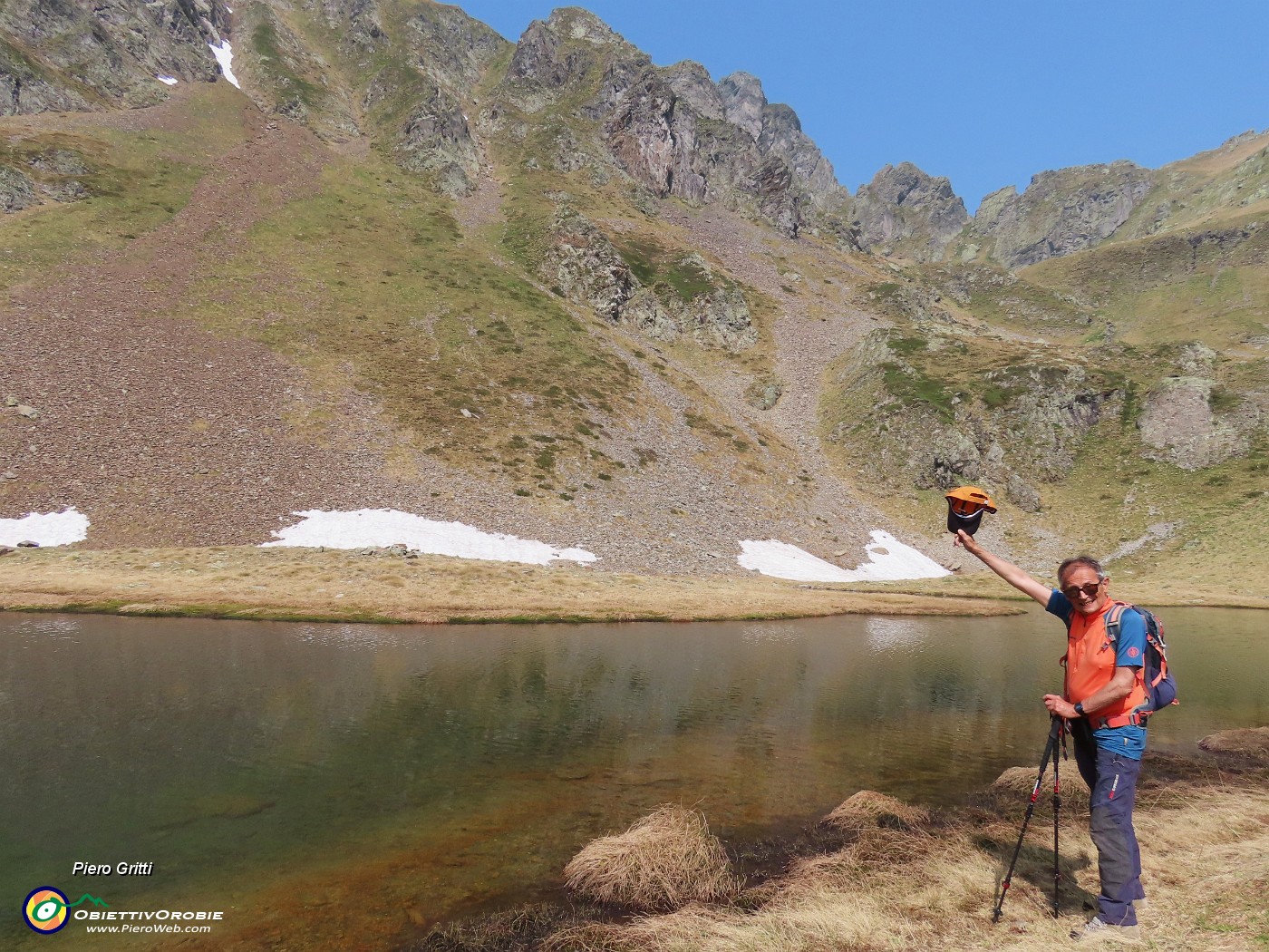 36 Al Lago di Ponteranica inf. (2100 m circa) con Valletto.JPG